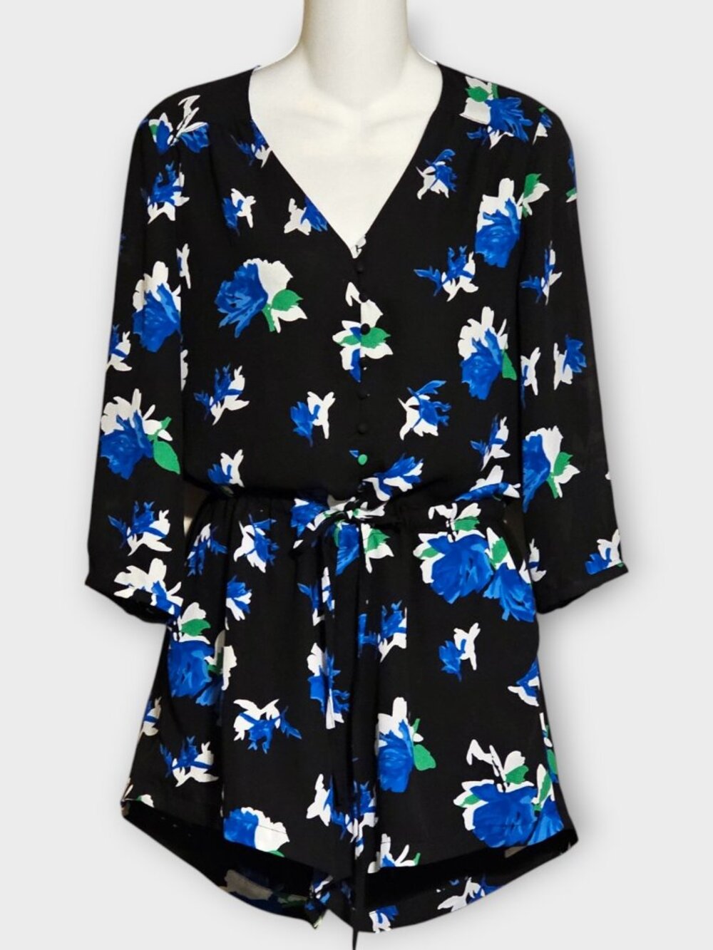 Lila Rose Floral Romper Women’s Size 4 Black Blue White Button Front - Picture 3 of 13